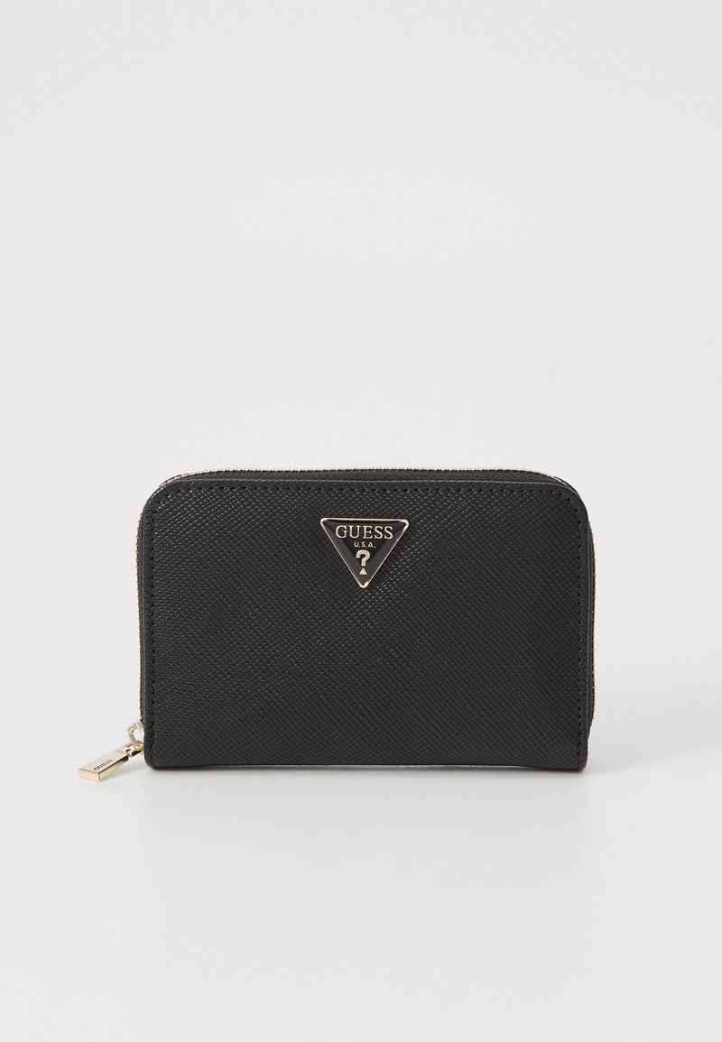 Portefeuille zippé noir en matériau synthétique texturé, avec une plaque logo triangulaire dorée à l'avant et un tirette de fermeture en métal.