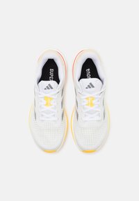 adidas Performance SUPERNOVA RISE - Tenisice za cestovno trčanje - footwear white/iron metallic/spark