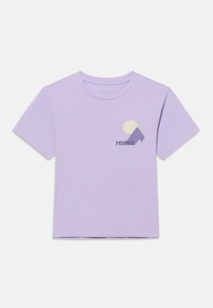 Helllila kurzärmeliges T-Shirt mit rundem Ausschnitt, mit einer kleinen Grafik von Bergen und Sonne sowie dem Text "reima" auf der Brust.