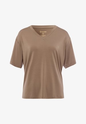 Camiseta marrón de cuello en V con mangas cortas, hecha de una tela suave. Presenta un ajuste relajado y un brillo sutil. Etiqueta ubicada en el escote.