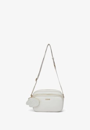 Bolso bandolera de piel sintética blanca con dos compartimentos con cremallera, herrajes dorados y una etiqueta de llavero desmontable con un logo manuscrito.