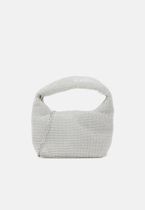 Kleine zilveren mesh handtas met afgeronde handgreep, rechthoekig lichaam en glanzend, gestructureerd oppervlak.