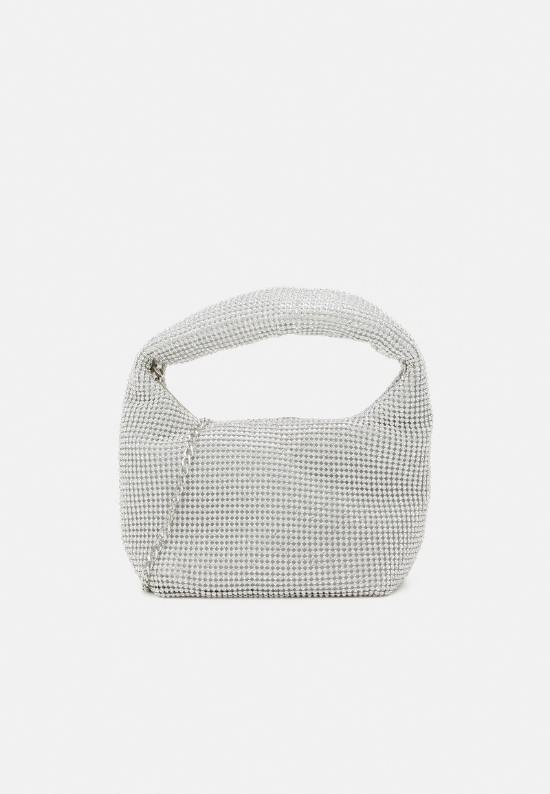 Petit sac à main en maille argentée avec poignée arrondie, corps rectangulaire et surface brillante et texturée.