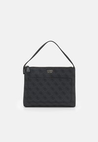 Sac à épaule noir Guess avec un motif de logo répétitif, lettre de marque dorée, bandoulière unique et fermeture zippée en haut.