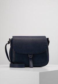 Borsa a tracolla in pelle blu con chiusura a patta, dettagli cuciti e una tracolla. Tessuto morbido e forma rettangolare compatta.