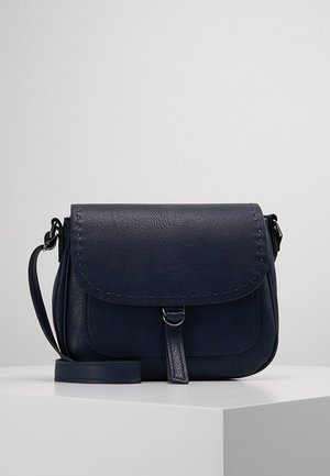 Marinblå läder crossbody-väska med lockstängning, sydda detaljer och en rem. Slät yta och kompakt rektangulär form.