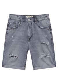 Shorts de denim en gris claro con bordes desflecados, múltiples parches desgastados, cinco bolsillos y cierre de botón. Presentan dobladillos enrollados.