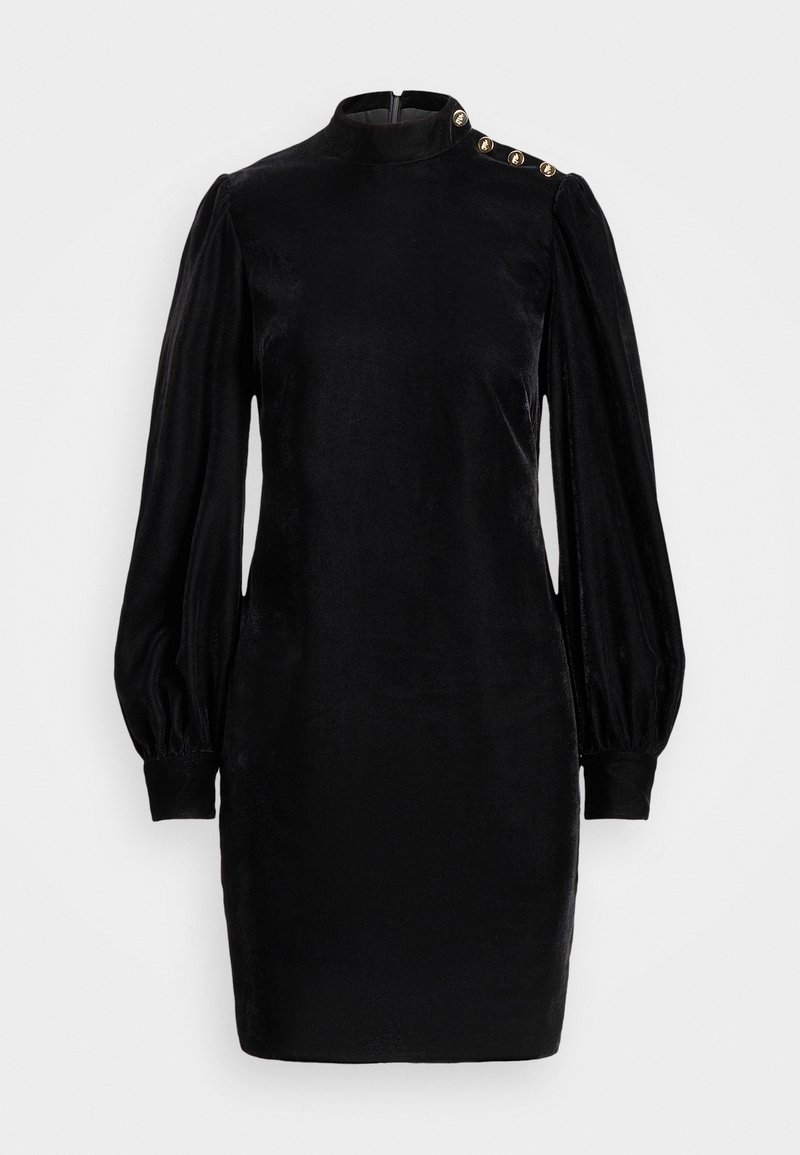 Svart sammetklänning med hög krage, långa puffärmar och guldfärgade knappdetaljer på axlarna. Figursydd silhuett med en mjuk textur.