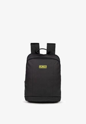 Sac à dos noir avec des bretelles doubles, une poignée supérieure, un logo "MUNICH" jaune, une texture lisse et une poche frontale avec fermeture éclair.