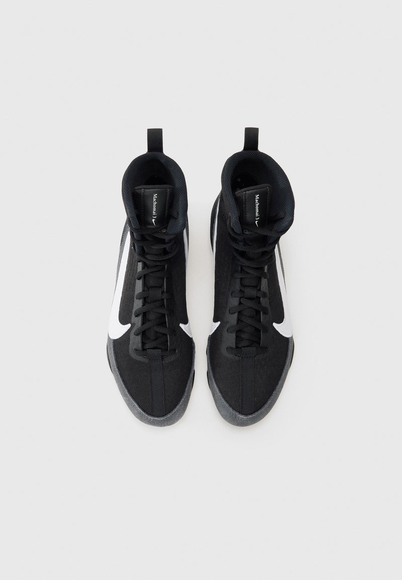 Schwarze High-Top-Sneaker mit Schnürdesign, strukturiertem Stoff, weißem Swoosh-Logo und grauer Gummisohle.