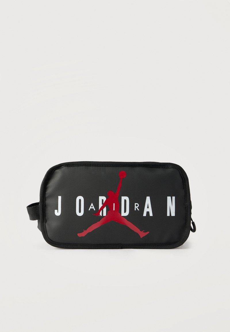 Μαύρο ορθογώνιο τσαντάκι με το κόκκινο σιλουέτα του Jumpman και λευκή επιγραφή "JORDAN", με πλευρική λαβή και κλείσιμο με φερμουάρ.