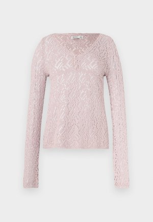 Jasnoróżowy, dziergany sweter z długim rękawem i dekoltem w serek, z wzorem koronkowym i trzema guzikami przy szyi. Teksturowana, półprzezroczysta tkanina.