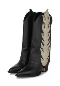 Botas de vaquero de cuero negro con punta afilada, que presentan un acento de hoja blanca y detalles con tachuelas, tacón cuadrado y una textura suave.