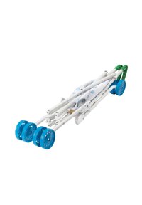 Sammenklappelig barnevogn med hvid metalramme, blå plastikdæk og mønstret stofsæde med lyseblå accenter og blomsterdesign.