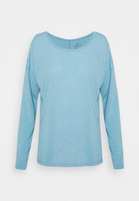 Ljust blå långärmad topp i mjukt, lätt tyg med rundad halsringning och avslappnad passform. Enkel, sömlös design utan mönster.