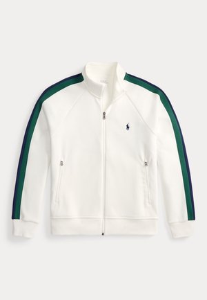 Witte jas met rits met groene en donkerblauwe strepen langs de mouwen, met ritssluitzakken aan de zijkant en een klein donkerblauw logo op de borst.