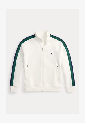 Witte jas met rits met groene en donkerblauwe strepen langs de mouwen, met ritssluitzakken aan de zijkant en een klein donkerblauw logo op de borst.