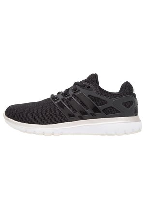 Chaussure de course en mesh noir avec lacets noirs, superpositions en plastique noir et semelle blanche vue de côté droit sur fond blanc.
