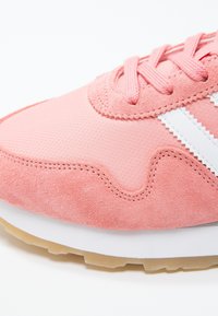 Rosa mocka och mesh sneakers med vita accenter, rund tå, strukturerad ovandel och platta snören, samt en yttersula i gummigummi.