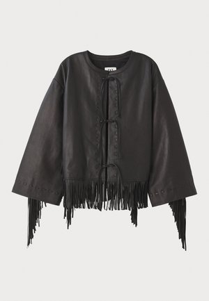 Veste courte en cuir noir avec des manches larges, présentant une fermeture à lacets à l'avant et des franges le long de l'ourlet et des manches.