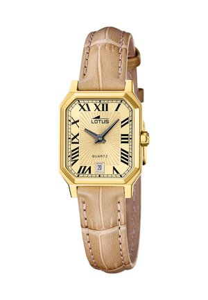 Gouden rechthoekig Lotus quartz horloge met beige gestructureerde leren band, zwarte Romeinse cijfers, zwarte wijzers en datumweergave om zes uur.