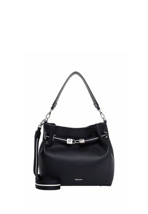 Musta teksturoidusta nahasta olkalaukku hopeisella solkikoristeella, irrotettavalla hihnalla ja lyhyellä kahvalla, valkoista taustaa vasten.