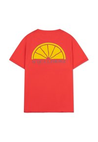 Röd bomullströja med korta ärmar; har en stor gul citrusträff och "ACQUA LIMONE"-text tryckt på ryggen.