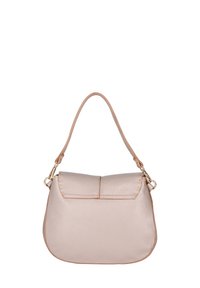 Borsa a tracolla in pelle beige chiaro con forma arrotondata, chiusura a pattina e una sola tracolla. Presenta cuciture visibili e accessori in tonalità oro.