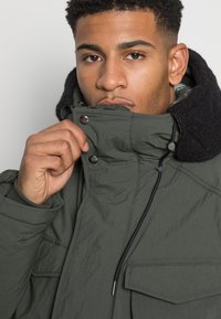 ARKET Casaco de inverno - green