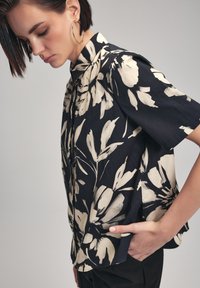 adL SLITTED  - Camicia - printed black