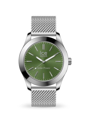 Montre solaire verte avec un bracelet en maille argentée, boîtier rond en acier inoxydable et index des heures argentés. Présente un logo au centre.