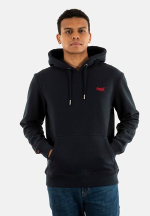 Marineblauwe hoodie met een voorzak, een capuchon met trekkoord en een rode geborduurde logo. Gemaakt van zachte stof, met ribgebreide manchetten en zoom.