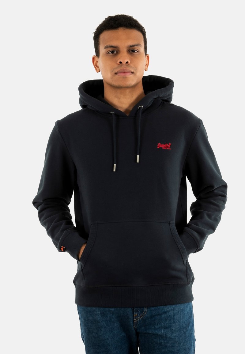 Sudadera azul marino con bolsillo frontal, capucha con cordón y logo rojo bordado. Hecha de una tela suave, con puños y dobladillo acanalados.
