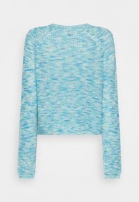 Pull court en tissu tricoté bleu clair avec un motif texturé et des manches longues. Détails des coutures visibles autour des épaules et des poignets.