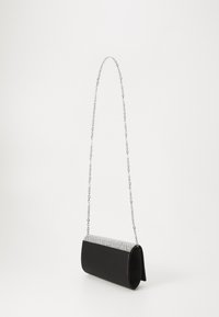 Borsa in tessuto nero con tracolla in catena argentata e parte superiore decorata con cristalli. Forma slanciata e rettangolare con una texture liscia.