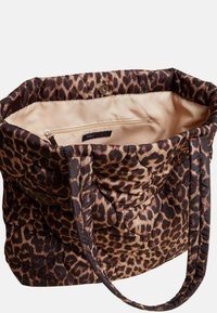 Borsa a tracolla con stampa leopardata marrone, realizzata in tessuto morbido, con tasca interna con zip e rivestimento liscio. Presenta manici robusti in tessuto.