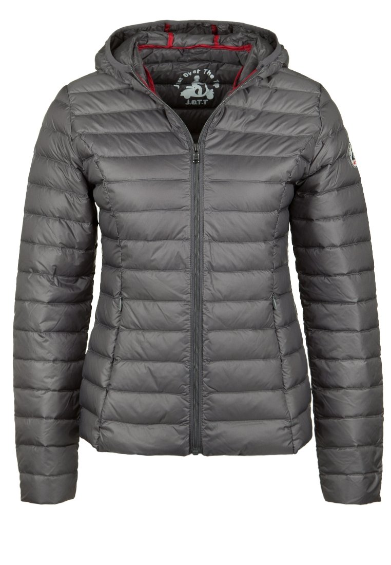 Grijze pufferjack met een ritssluiting aan de voorkant en capuchon, voorzien van horizontale quiltstructuur, rode binnenvoering en een logo patch op de linkermouw.
