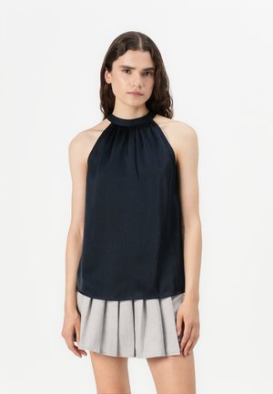 Top halter blu con scollo arricciato, realizzato in tessuto morbido, abbinato a una gonna plissettata grigio chiaro. Design semplice ed elegante.