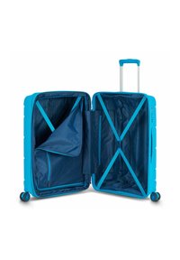 Valigia rigida blu con apertura con zip, dotata di un interno blu scuro, diversi scomparti e ruote per una facile mobilità.
