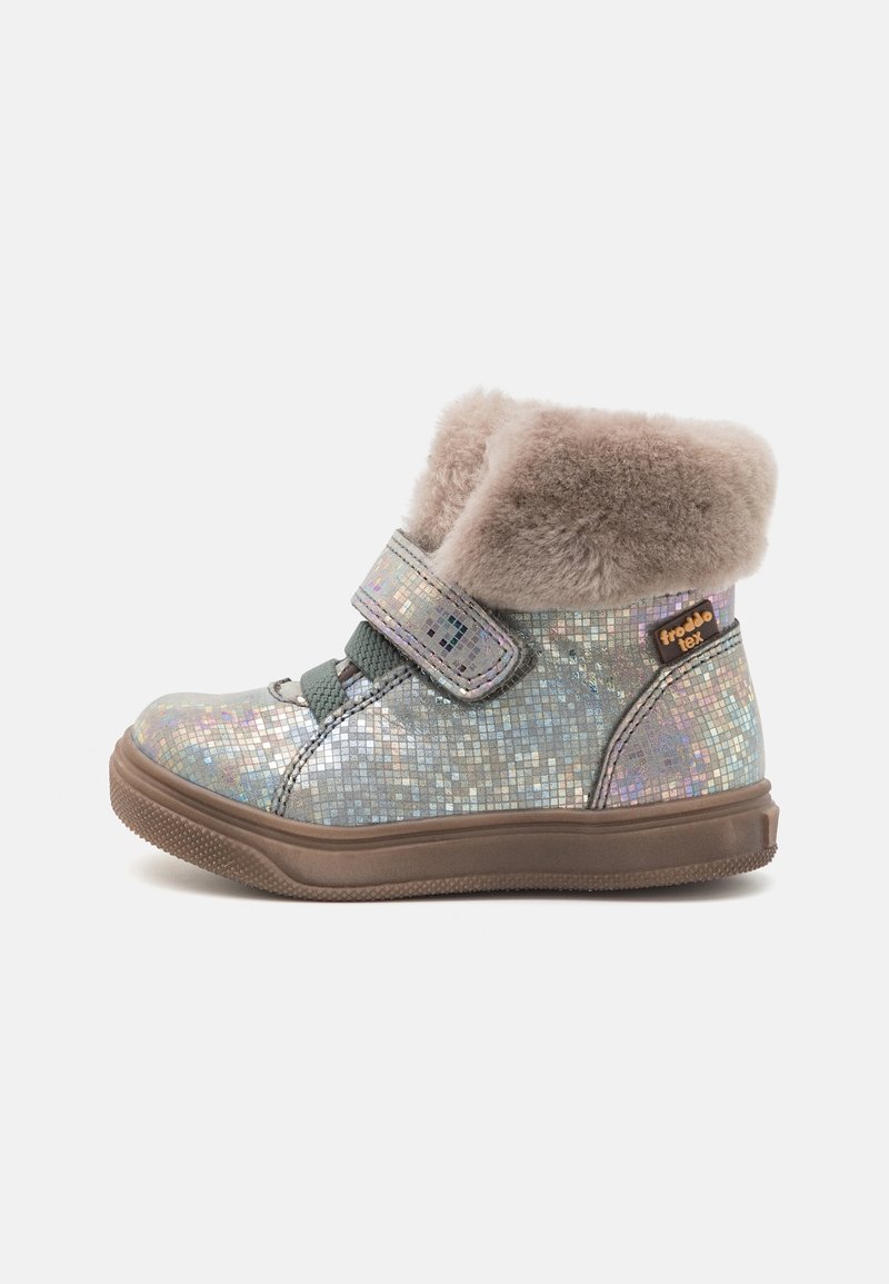 Botte d’hiver pour enfant à motif mosaïque argenté, semelle marron, bride en Velcro, lacets élastiques verts et doublure en fourrure beige et moelleuse autour de la cheville.