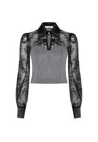 Grauer Crop-Top mit durchsichtigen schwarzen Spitzen-Ärmeln, schwarzem Kragen und goldener Knopfakzent am Hals. Strukturiertes Oberteil-Design.