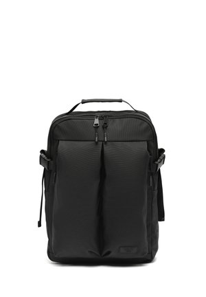 Čierny obdĺžnikový batoh s dvoma prednými vreckami na zips, horným uchom, nastaviteľnými bočnými popruhmi a vystuženými ramennými popruhmi.