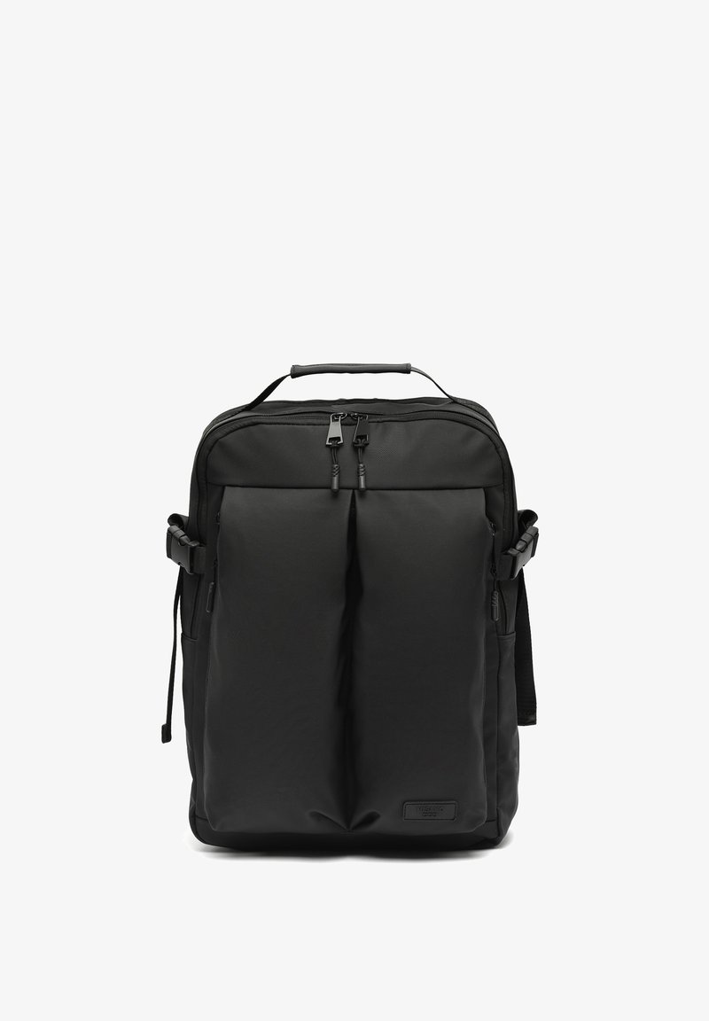 Mochila rectangular negra con dos bolsillos frontales con cremallera, asa superior, correas laterales ajustables y correas acolchadas para los hombros.