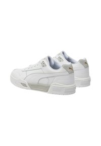 Sneakers bianchi con una tomaia in pelle e sintetico, caratterizzati da un pannello grigio texturizzato, colletto imbottito e un sottile marchio dorato sul tallone.