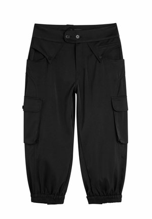 Pantaloni cargo negri cu manșete elastice, talie cu nasturi, buzunare laterale cu clapetă și buzunare frontale înclinate.