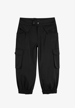 Crne cargo hlače s elastičnim manšetama, pojasom s gumbima, bočnim džepovima s preklopom i ukošenim prednjim džepovima.