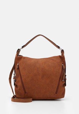 Braune Handtasche aus Kunstleder mit strukturiertem Finish, ausgestattet mit einem oberen Handgriff, abnehmbarem Schulterriemen und zwei Reißverschluss-Vordertaschen.