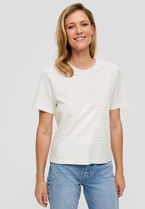 T-shirt en coton blanc avec des rayures horizontales jaune pâle, col rond et manches courtes, associé à un jean en denim bleu.
