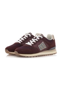 Sneaker color bordeaux con tomaia in suede e mesh, lacci bianchi, dettagli grigi e suola intermedia beige. Suola in gomma scanalata per una buona aderenza.