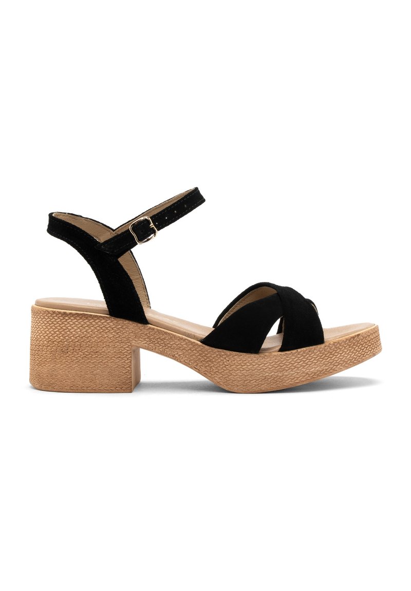 Czarne zamszowe sandały na platformie z grubym, teksturowanym blokowym obcasem w naturalnym kolorze, z krzyżującymi się paskami i regulowanym paskiem wokół kostki.
